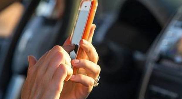 Agcom contro gli operatori di telefonia: stop tariffe a 28 giorni, fattura sia mensile