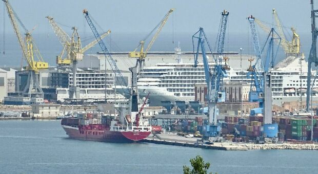 Porto di Ancona, si interviene riqualificando: in corso le opere di rimozione e demolizione dei vecchi relitti
