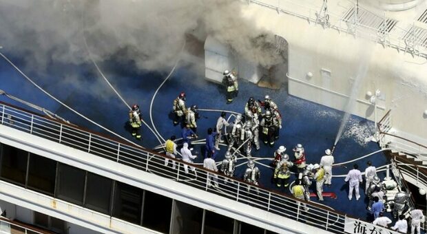 Spaventoso incendio notturno sulla nave da crociera con 3mila persone a bordo: panico tra i passeggeri, cosa è successo