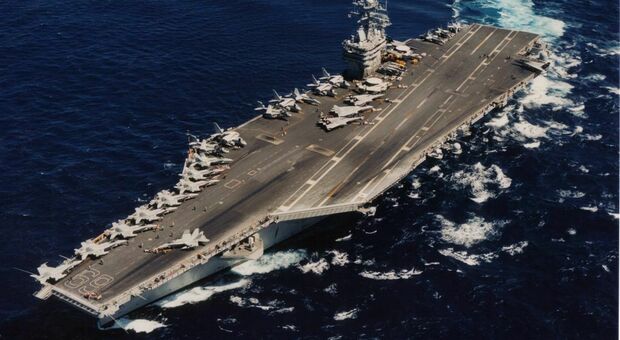 La portaerei nucleare Eisenhower ora punta il Golfo Persico, la risposta del Pentagono agli attacchi alle basi in Iraq e Siria
