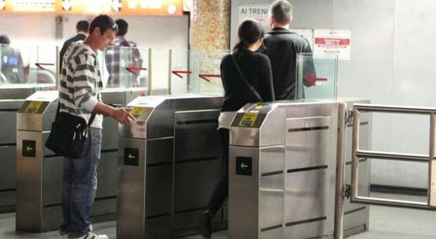 Metro, nuovi tornelli anti portoghesi: i biglietti si timbreranno anche in uscita