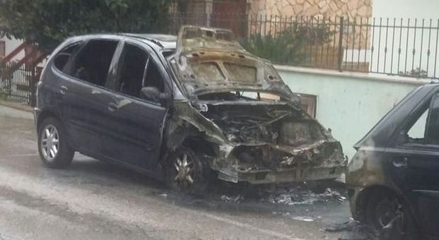 Porto Sant'Elpidio, tre auto divorate dalle fiamme nella notte