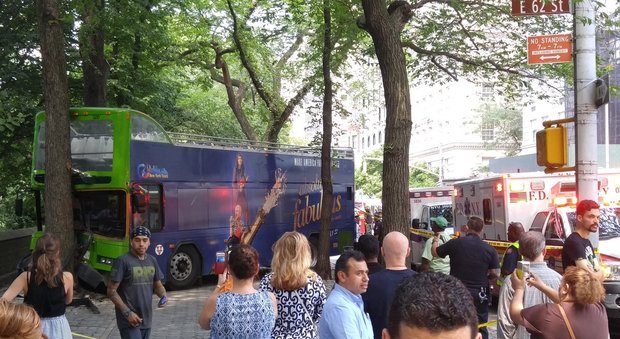 New York, bus turistico contro albero a Central Park: 9 feriti