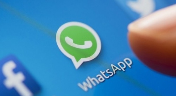 Scuola, chat di classe su WhatsApp tra genitori: i presidi le vietano. Ecco perché