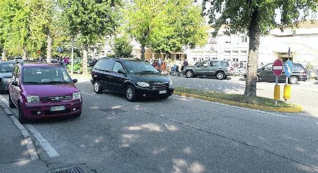 Parcheggio selvaggio davanti alla scuola: guerra ai genitori cafoni