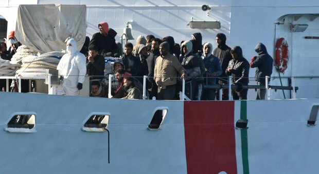 Protezione speciale migranti, Piantedosi: «Va trovato punto di equilibrio. Lo stato di emergenza? Serve»