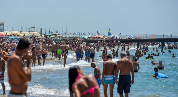 Allarme spiagge: una su tre sparirà a causa del cambiamento climatico. Da Santa Marinella ad Anzio, quasi azzerato il litorale laziale