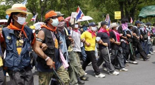 Thailandia, esplode la protesta: a Bangkok assedio ai ministeri per «sradicare il regime»