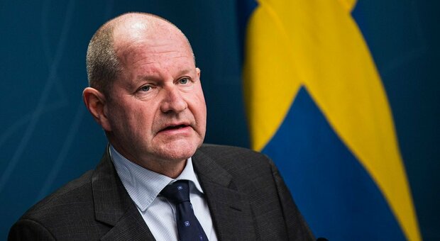 Svezia, il capo delle Emergenze: «I viaggi sono proibiti». Sorpreso a Natale alle Canarie