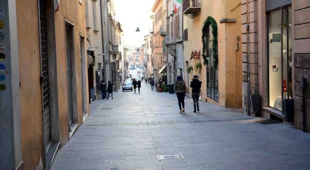 Attività in fuga dal centro storico quattro negozi chiusi in via Roma soltanto durante l'ultimo mese
