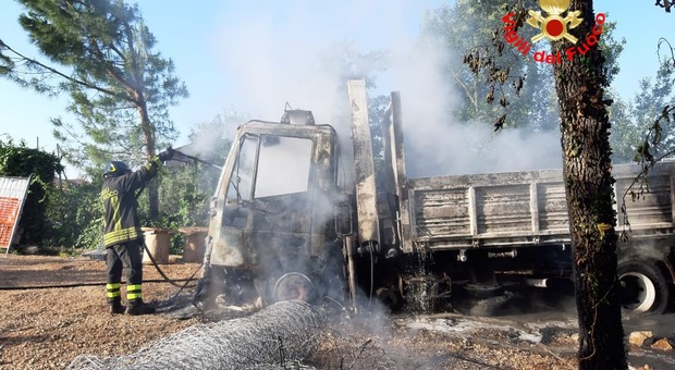 Attentato incendiario a Monte San Biagio: trovato liquido infiammabile attorno ai mezzi