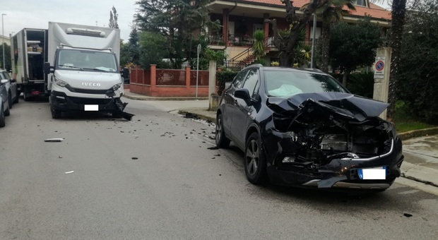 Porto Sant'Elpidio, violento schianto frontale tra un furgone ed un'auto: una mamma all'ospedale