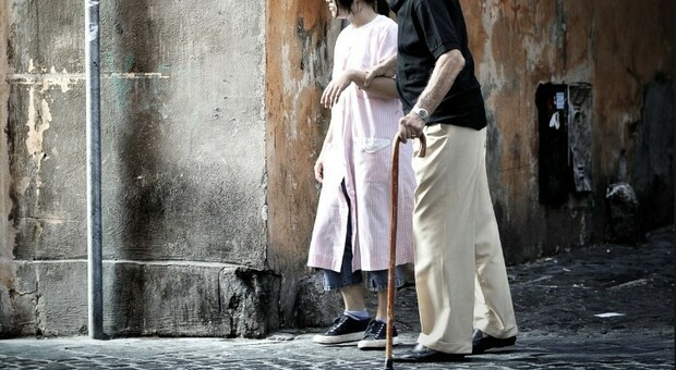 Ostia, anziano aiuta una cubana ma lei lo minaccia: «Se non mi dai i soldi, do fuoco alla tua casa»