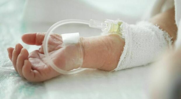 Bambino di 15 mesi con febbre a 40 muore in ospedale, grave il fratellino di 5 mesi. Ipotesi batterio nell'acqua