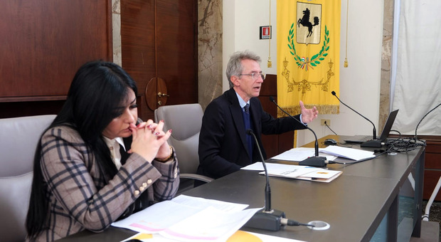 Il sindaco Gaetano Manfredi con Ilaria Abagnale