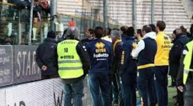 Serie A in campo con 15' di ritardo per la solidarietà al Parma Calcio