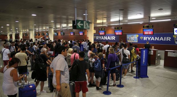 Piloti Ryanair in sciopero: passeggeri pugliesi abbandonati all'aeroporto di Londra