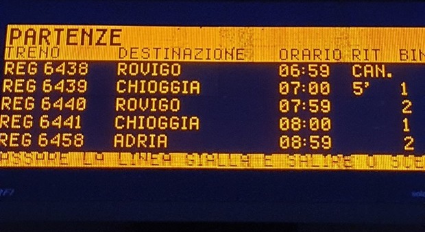 Il tabellone che annuncia la cancellazione del treno