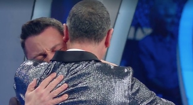 Sanremo 2020, Tiziano Ferro canta Mia Martini e stona. Poi scoppia a piangere: «Non ce l'ho fatta»