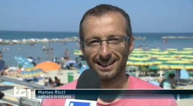 Pesaro, il sole assicurato finisce al Tg1 Gongola Ricci in tenuta da spiaggia