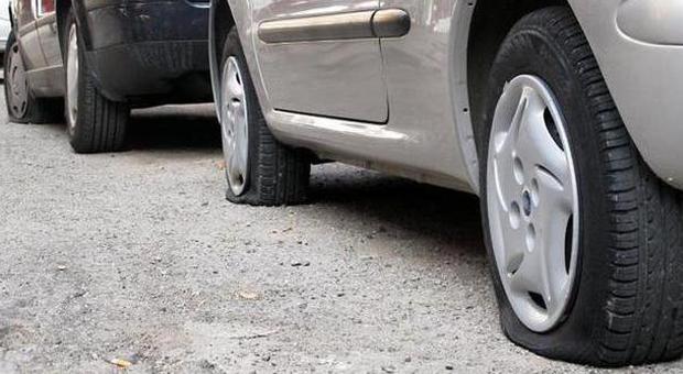Viterbo, taglia gomme di 11 auto in un parcheggio pubblico: denunciato