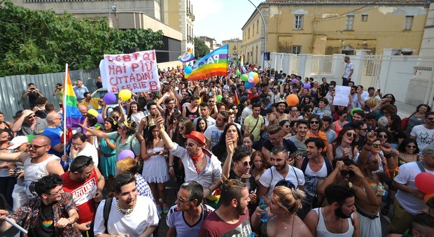 Caserta. Gay Pride: colori, carri e concerto in piazza: «Mai più cittadini di serie b»