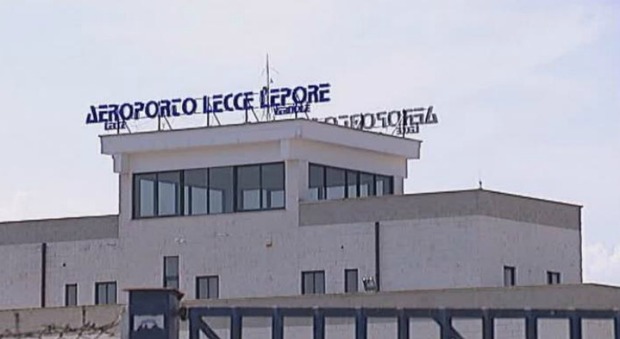 Lecce, ultraleggero precipita in un campo: due feriti gravi