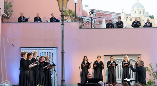 Procida 2022, il coro del San Carlo tra le case colorate della Corricella
