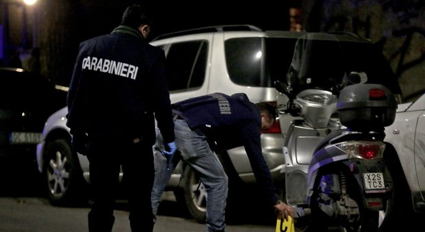 Roma, sparatoria a via Ozanam: nell'auto in fuga c'era una microspia, uno dei rom già libero