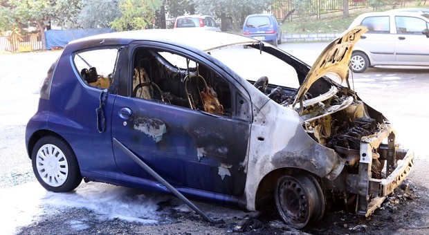 Benevento, altro incendio di auto in un parco: ipotesi piromane seriale