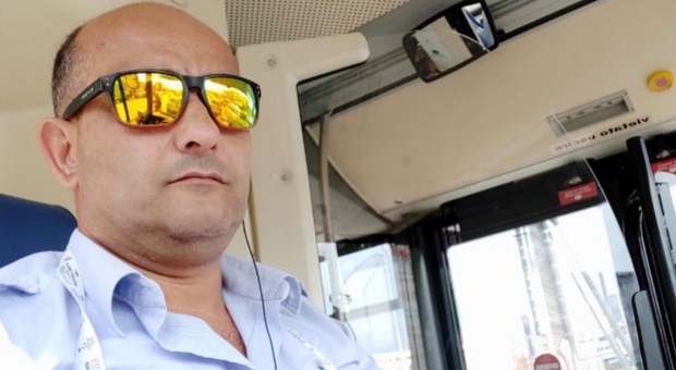 Bus a Napoli, l'autista ferma il pullman pieno di viaggiatori senza mascherine: multato