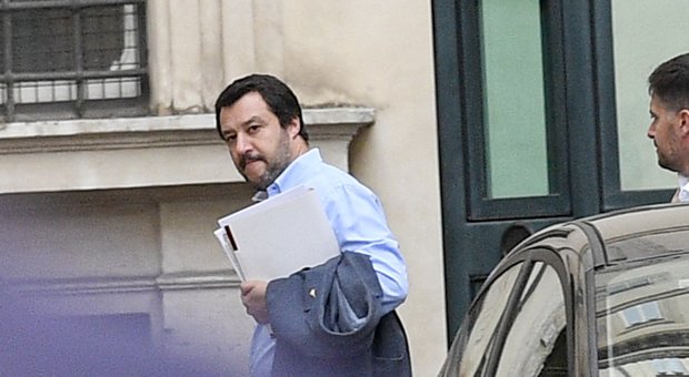 Salvini a urne aperte: «Voto Lega». Scoppia la polemica, Pd all'attacco