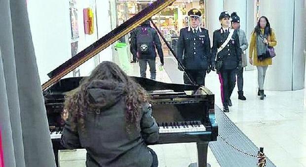 Le donne suonano il piano, lui ruba le borse: arrestato