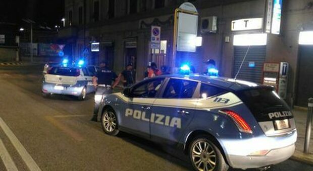 Milano, “buca” il rosso e fugge dalla polizia investendo un agente: 27enne denunciato