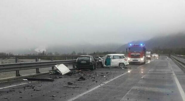 Incidente in Friuli, tre morti e due feriti gravi: tragico frontale tra due auto