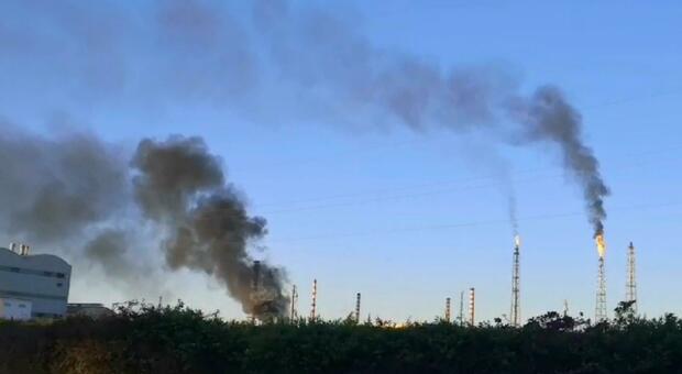 Fermata d'emergenza nella raffineria Eni, torce accese e fumo nero