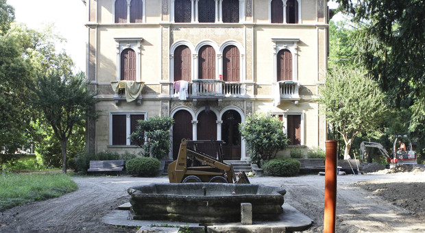 Scavi nella storica villa: gli operai trovano i resti di un soldato austriaco