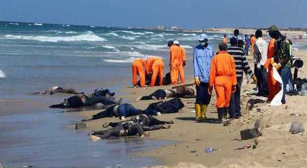 Libia, riaffiorano sulla spiaggia di Tripoli i 170 cadaveri dei migranti naufragati venerdì