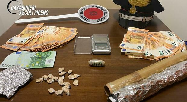 La droga e il denaro sequestrati alla marocchina dai carabinieri