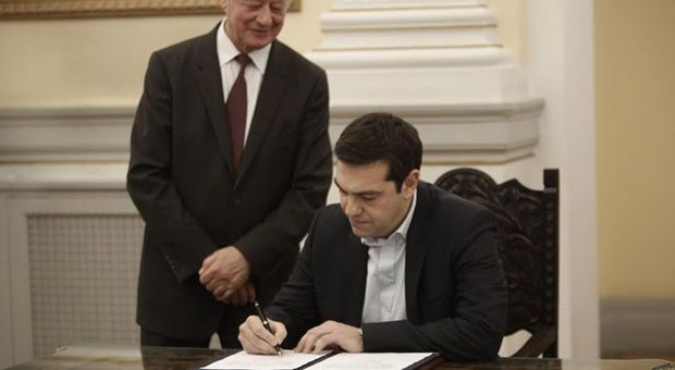 Tsipras giura da premier. Si allea con la destra anti-austerity