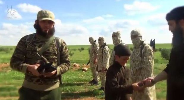 Isis, nuove decapitazioni: un bambino consegna i coltelli ai militanti jihadisti