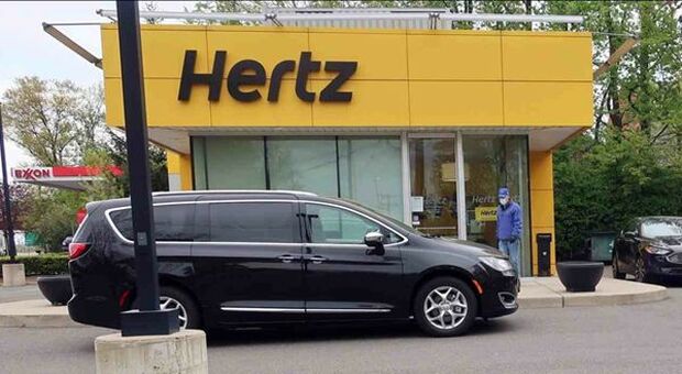Hertz ancora alla prese con la crisi fra vendite auto e ricerca liquidità