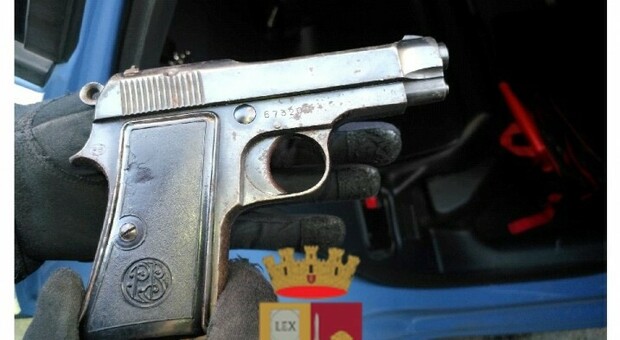 Napoli, Fuorigrotta choc: nell'auto in sosta un baule pieno di armi e munizioni