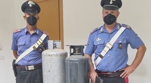 Ruba due bombole dal deposito, ma all'uscita trova i carabinieri: arrestato