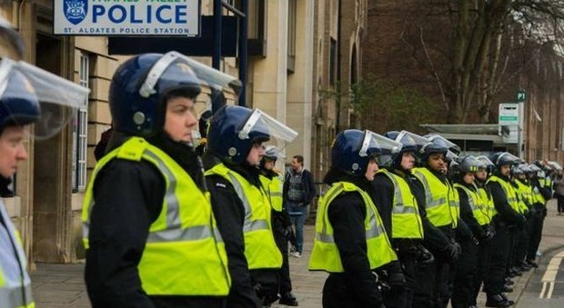 Scandalo sessuale in Gran Bretagna, poliziotti accusati di abusi di potere