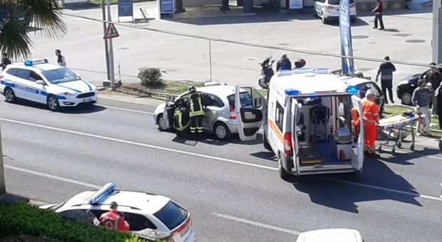 Il soccorso al conducente della Citroen C3 ferito nel tamponamento a 4 in viale Palmanova a Udine