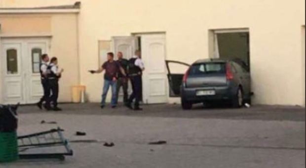 Francia, si lancia con l'auto contro una moschea a Colmar
