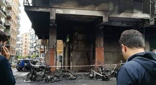 Rione Alto, incendio nella notte in panificio: scooter a fuoco e panico