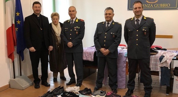 Gubbio, la Guardia di Finanza dona alla Caritas i capi di abbigliamento sequestrati tra fiere e mercati settimanali