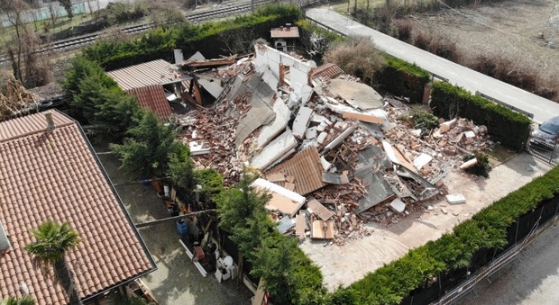 Ciò che rimase della casa dopo lo scoppio, un cumulo di macerie